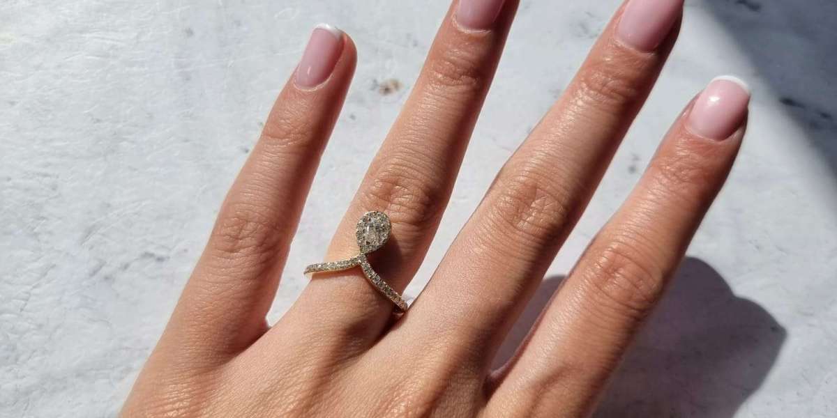 Thinking of Proposing? Here’s Why People in the UK Still Buy Solitaire Rings