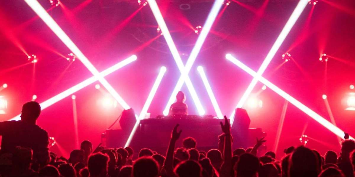 Clubs vs Lounges: Which One Matches Your Vibe?