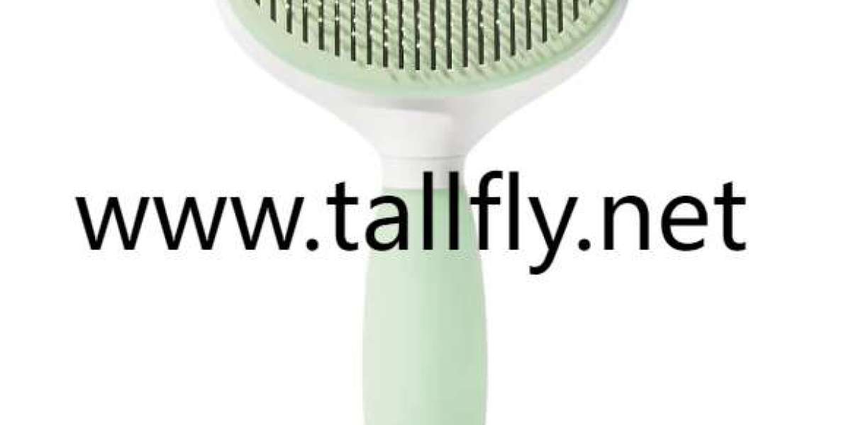 Portable Comb Design Enhances OnLocation Pet Care Convenience