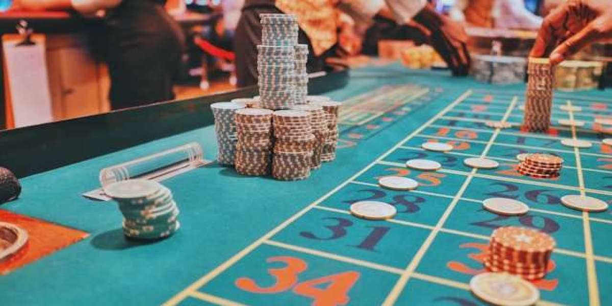 Evoluția Jocurilor de Noroc Online: Cele Mai Noi Tendințe și Inovații în Sloturile Online din 2025