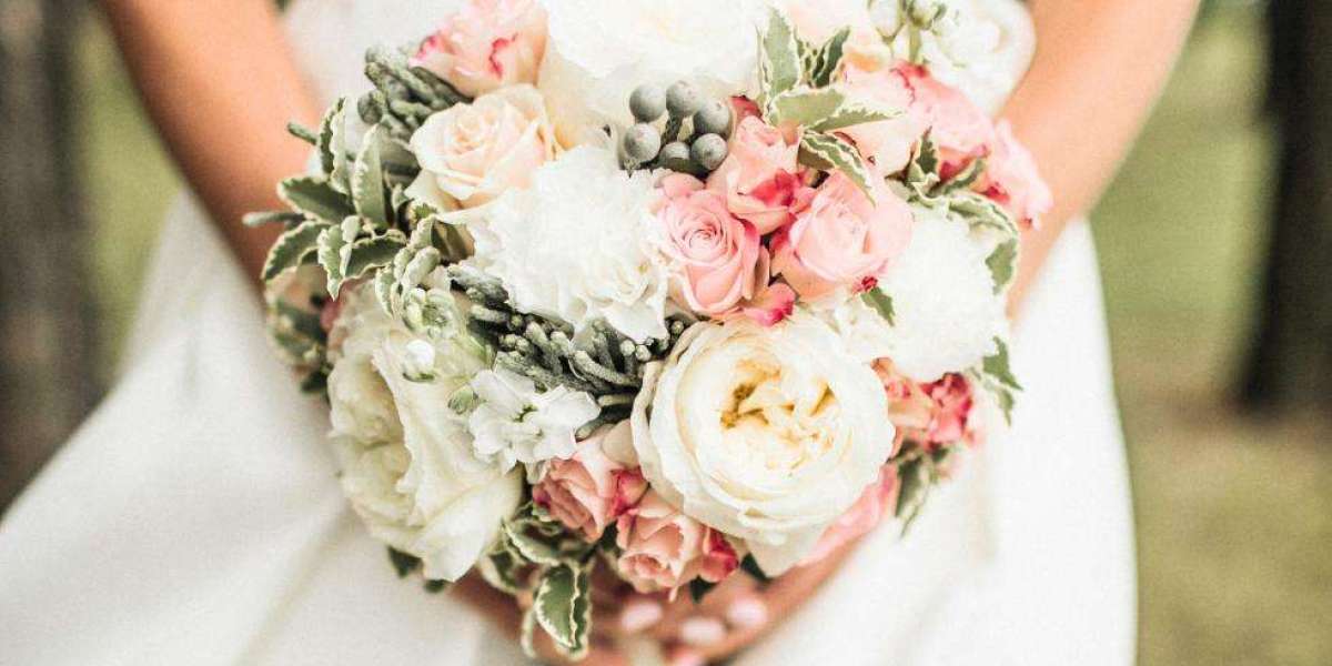 Gift your loved one a single pink rose with Flowers Mart