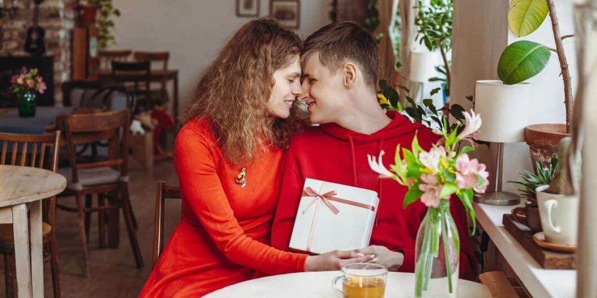 Romantic Anniversary Gifts for Wife with Same Day Delivery