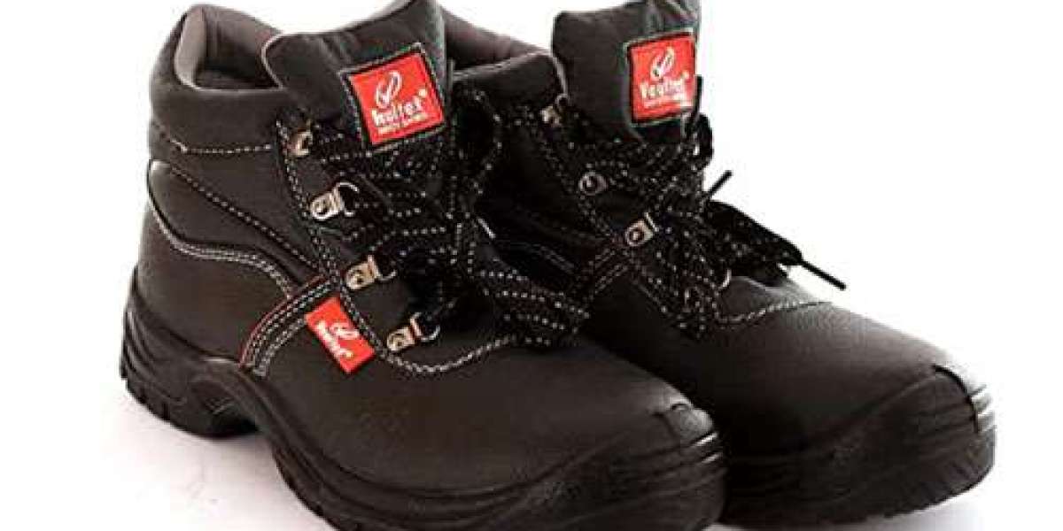 Why Do Construction Experts Recommend Vaultex Safety Shoes?