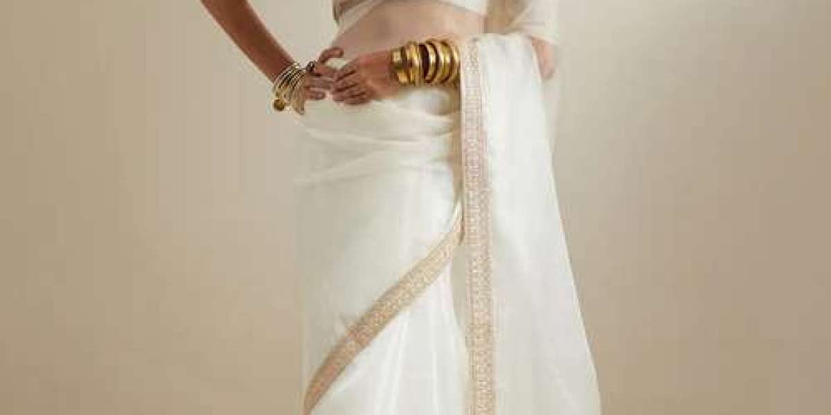 Elegance Woven in Tradition - Discover Vinusto’s Designer Wedding Sarees for Women