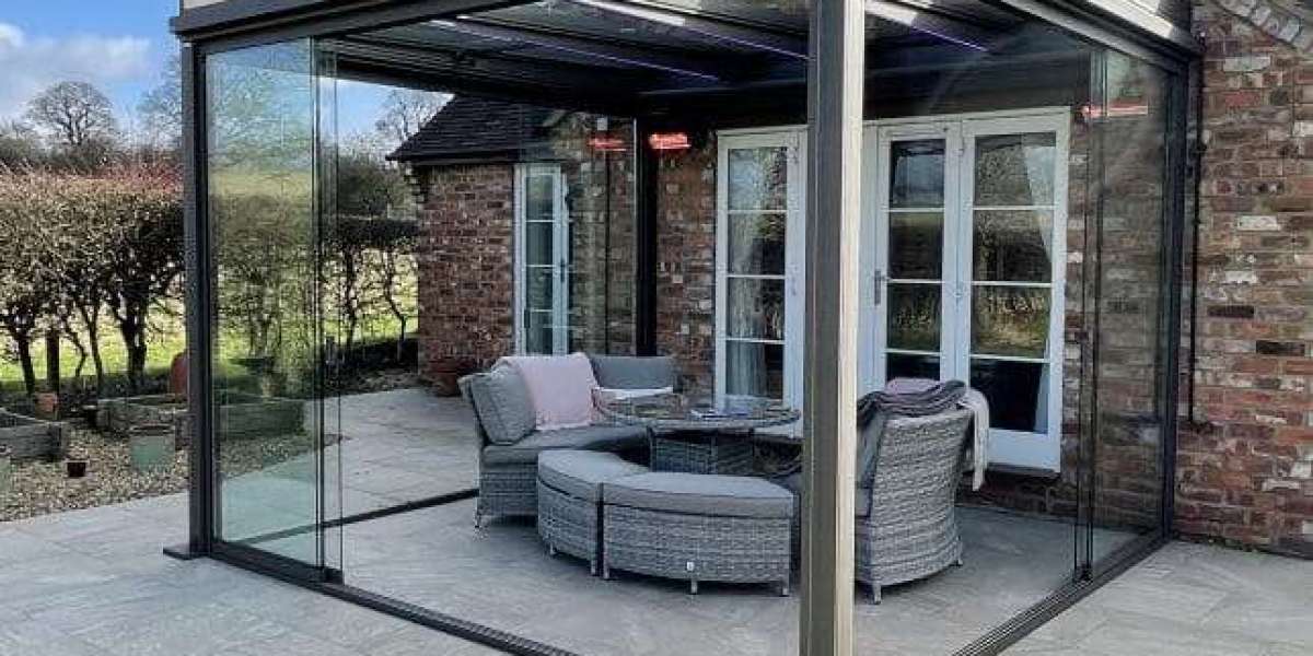 Glazen schuifdeuren aan de veranda maken elk seizoen comfortabel