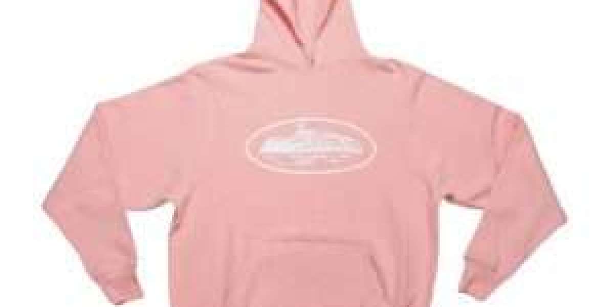 Minimalist Yet Bold: The Modern Hoodie Look