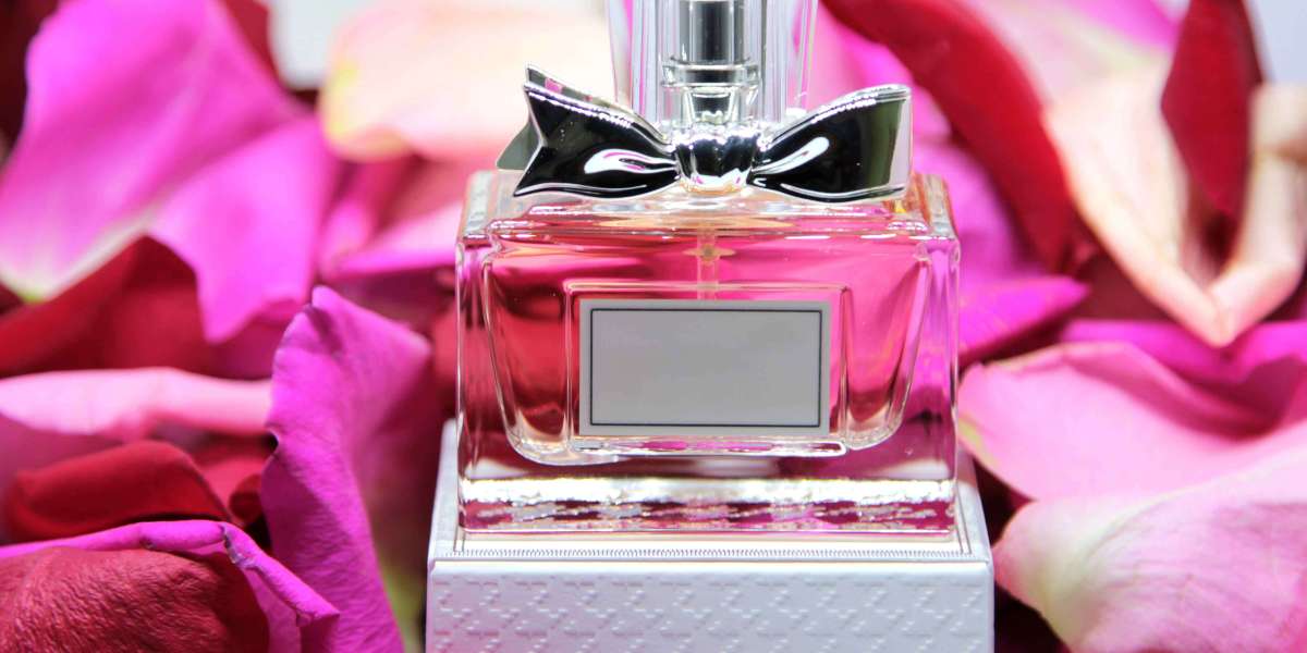 Which Tonka Perfume: Discovering the Depth of Warm Sweetness and the Grace of Pink Rose