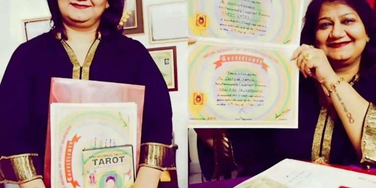 Why More People Trust the Best Numerologist in Delhi and Professional Tarot Reader in India for Life Clarity