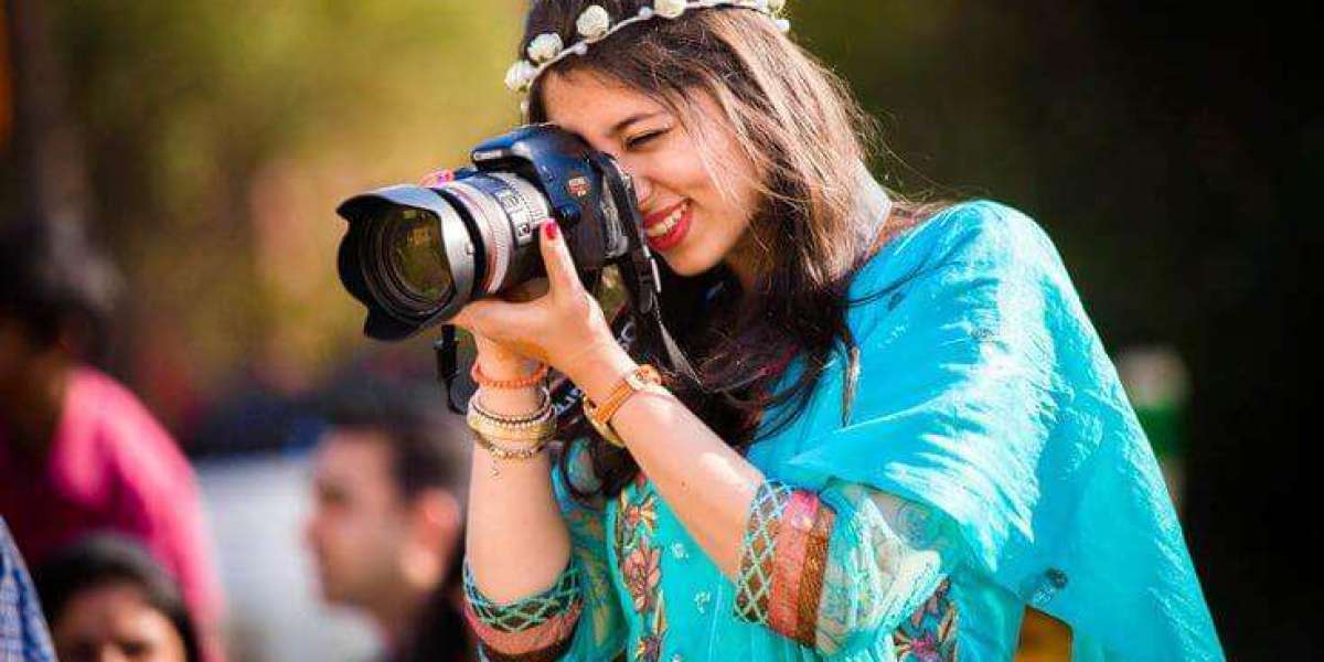 More Than a Snapshot: What Makes a Candid Photo So Powerful
