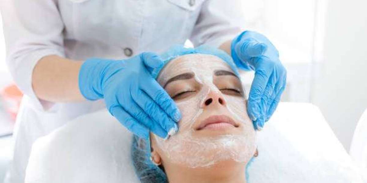 تنظيف البشرة العميق وتأثيره على إشراقة الوجه