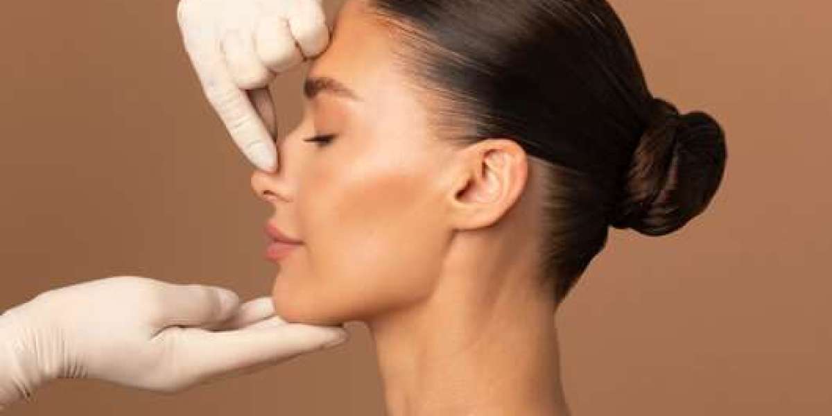 تصحيح انحراف الحاجز الأنفي وتجميل الأنف في عملية واحدة: الجمال والوظيفة معاً