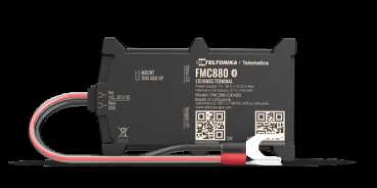 GPS Tracker for Fleet Vehicles in Logistics and Transport