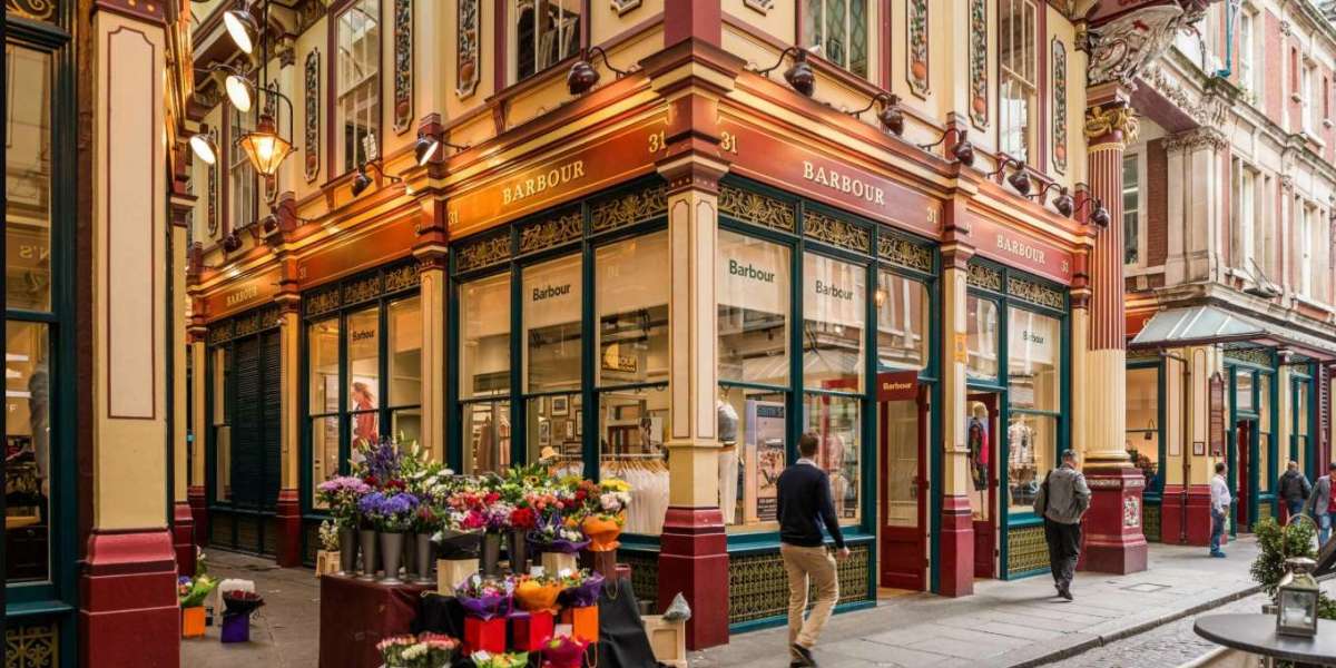Luxury Living & Designer Shopping Handbook for London's West End Travelers
